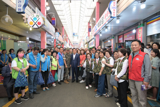 논산시가 지난 24일 5월 '전통시장 장 보는 날'캠페인을 전개했다. 논산시 제공