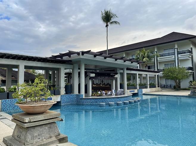 포포인츠 바이 쉐라톤 팔라완의 풀 바. 이혜원 동아닷컴 기자 hyewon@donga.com