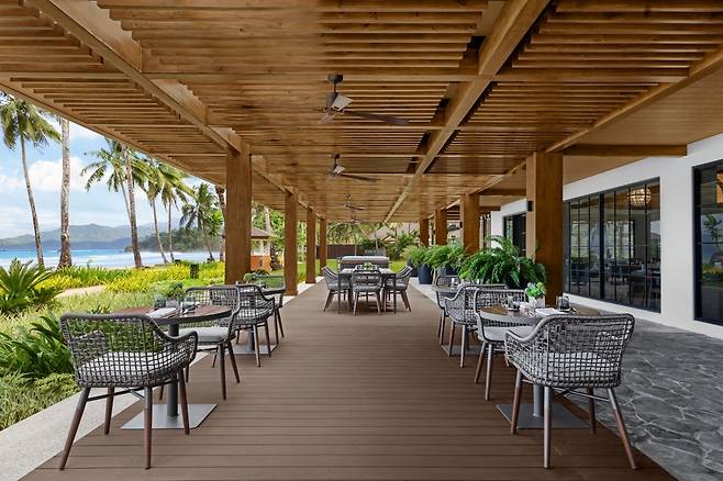 호텔의 올데이 다이닝 레스토랑 ‘에볼루션’의 야외 공간. 메리어트 인터내셔널 제공