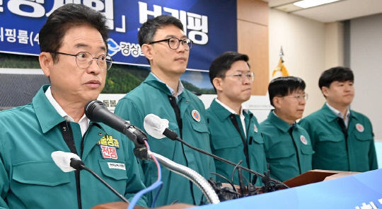 이철우(왼쪽 첫번째) 경북도지사가 저출생 극복을 위한 과제 실행계획을 설명하고 있는 모습. [연합뉴스]