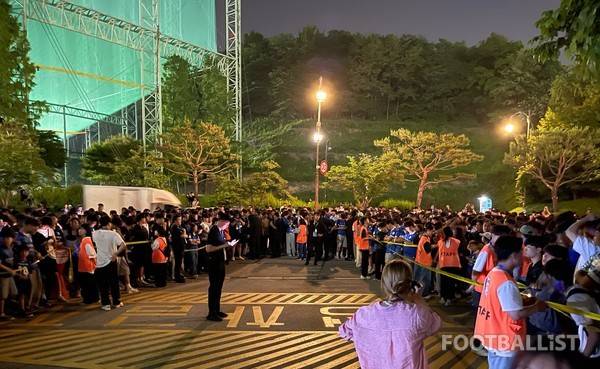 서울이랜드전 이후 수원삼성 팬들. 김희준 기자