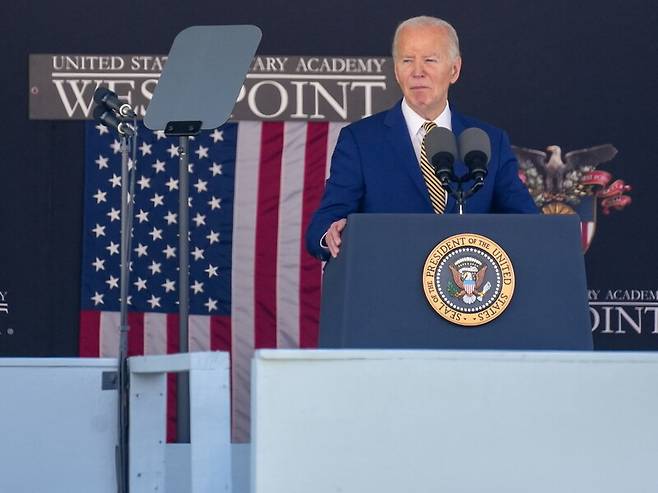 25일(현지시각) 미국 육군사관학교 웨스트포인트 졸업식 축사에 나선 조 바이든 미국 대통령. 이피에이(EPA) 통신 연합뉴스
