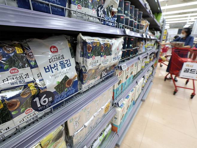 생산자 물가가 5개월 연속 올랐다. 지난 22일 서울 시내 한 대형마트에서 시민이 김을 고르고 있다. 연합뉴스