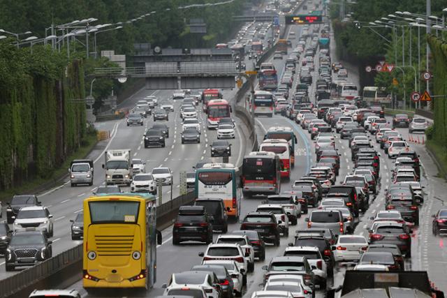 지난 6일 서울 서초구 잠원 나들목(IC)에서 바라본 경부고속도로가 밀려드는 차량들로 붐비고 있다. 뉴스1