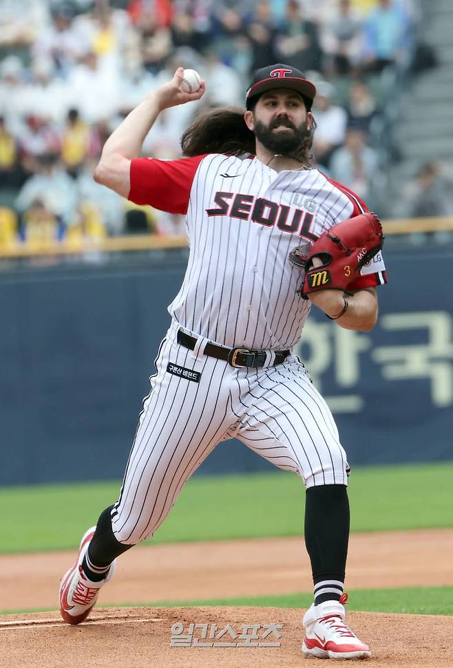 26일 오후 서울 잠실야구장에서 열린 프로야구 NC와 LG 경기. LG 선발 켈리가 힘차게 공을 던지고있다. 잠실=정시종 기자 capa@edaily.co.kr /2024.05.26.