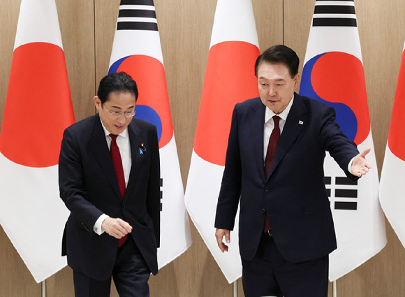 윤석열 대통령이 26일 서울 용산 대통령실 청사에서 열린 한일 정상회담에 앞서 기시다 후미오 일본 총리와 악수한 뒤 자리를 안내하고 있다. [사진=대통령실통신사진기자단]