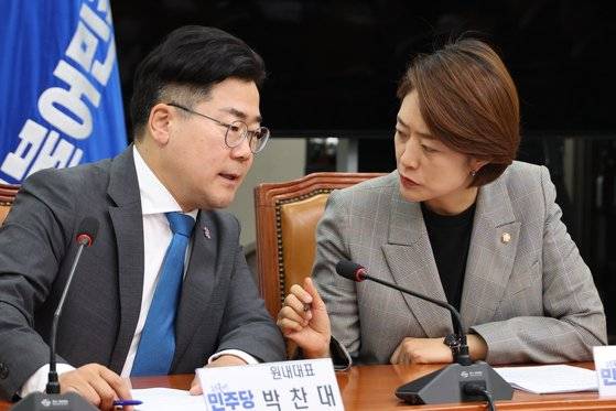 더불어민주당 박찬대 원내대표가 10일 오전 서울 여의도 국회에서 열린 최고위원회의에서 고민정 최고위원과 대화하고 있다. 연합뉴스