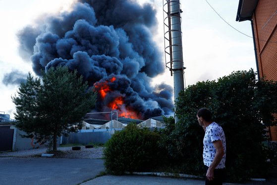 25일(현지시간) 러시아의 미사일 공격에 파괴된 우크라이나 하르키우의 쇼핑센터에서 불길과 검은 연기가 치솟고 있다. 로이터=연합뉴스
