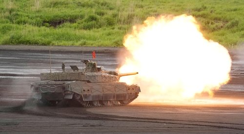 26일 일본 최대의 화력 훈련인 '후지종합화력연습'에 참여한 전차의 모습. 교도=연합뉴스