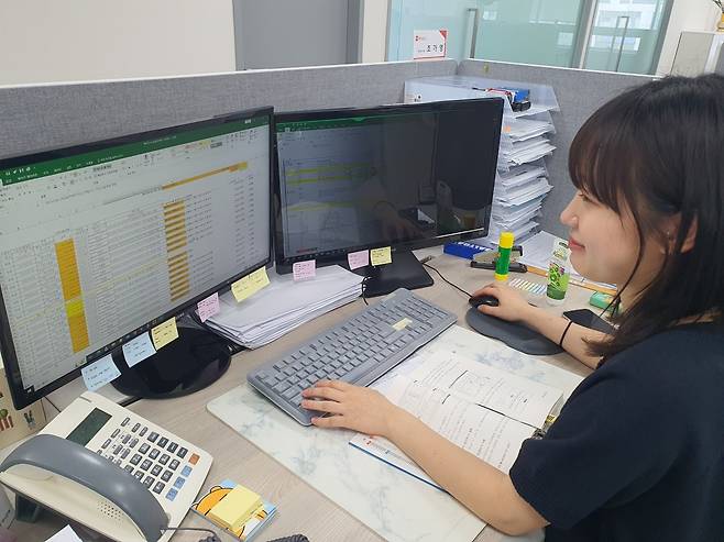 조가영 사원이 네트워크 구축팀 입금 내역을 확인하고 있다. 윤현주 기자