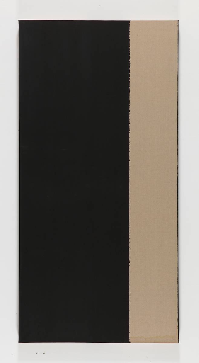 윤형근Burnt Umber & Ultramarine 2002 Oil on linen 195 x 97.5 cm (C) Yun Seong-ryeol. Courtesy of PKM Gallery