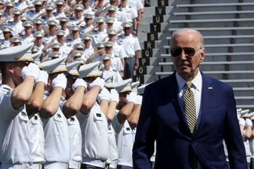 조 바이든 미국 대통령이 25일(현지시간) 미 육군사관학교 웨스트포인트 졸업식에 참석하고 있다. 로이터연합뉴스