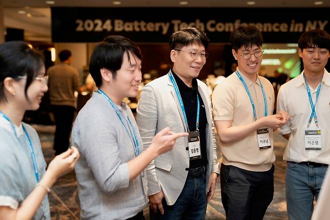 LG에너지솔루션 김동명(가운데) 사장이 지난 25일(현지시간) 미국 뉴욕 타임스퀘어에 위치한 메리어트 마르퀴스 호텔에서 열린 글로벌 우수 인재 채용 행사 ‘BTC(Battery Tech Conference)’ 참석자들과 담소를 나누고 있다. LG에너지솔루션 제공