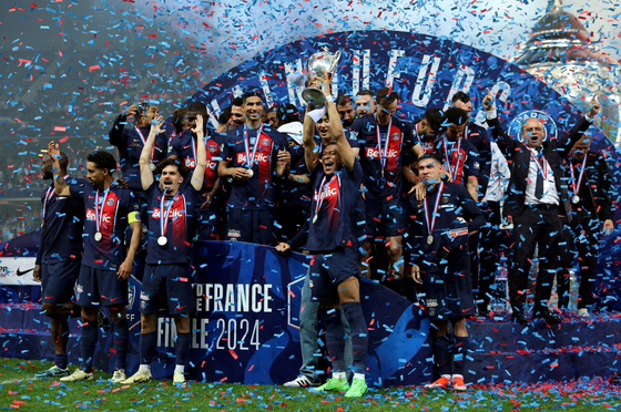 Paris Saint-Germain celebrate winning the French Cup at Stade Pierre-Mauroy in France on Saturday. [REUTERS/YONHAP]