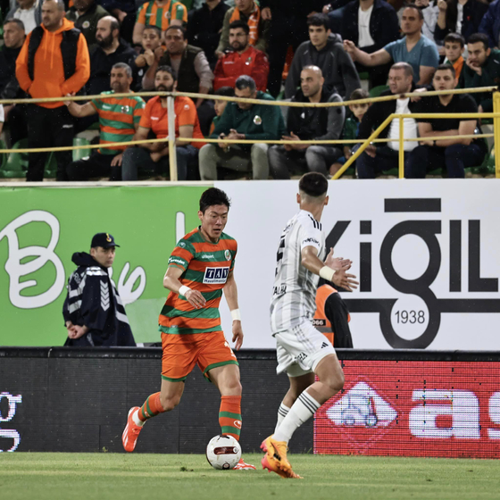 Hwang Ui-jo dribbles the ball during a Super Lig game between Besiktas and Alanyaspor at Bahcesehir School Arena in Turkey in a photo shared on Alanyaspor's official Facebook account on May 12. [SCREEN CAPTURE]