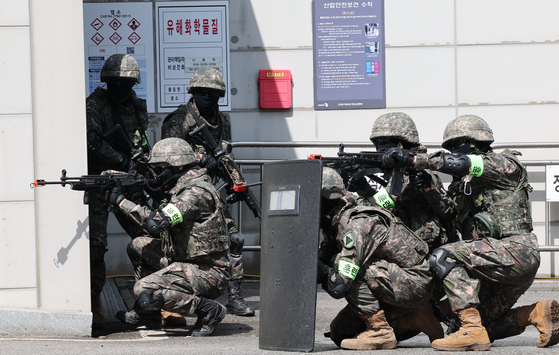 Capital Defense Command soldiers train during a military drill held in Gwangjin District, eastern Seoul, on April 25. [NEWS1]