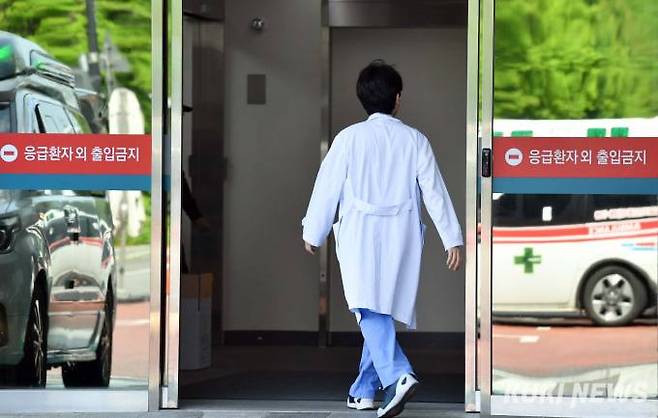 5월1일 서울 시내 한 대학병원 응급실로 의료진이 들어가고 있다. 사진=곽경근 대기자