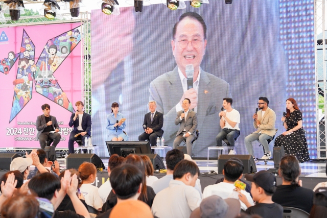 박상돈 천안시장이 K-컬처박람회 기간 중 열린 토크쇼에 참석해 한류문화의 비전에 대해 설명하고 있다. 천안시 제공