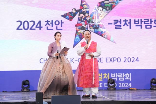 박상돈(오른쪽) 천안시장이 K-컬처박람회 기간 마련된 한복패션쇼에 참석해 인사말을 하고 있다. 천안시 제공