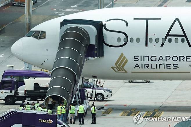 비상착륙한 싱가포르 여객기 (로이터, 연합뉴스)