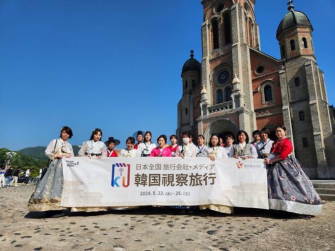 전주 전동성당을 방문한 일본 여행업 관계자들/사진= 한국관광공사