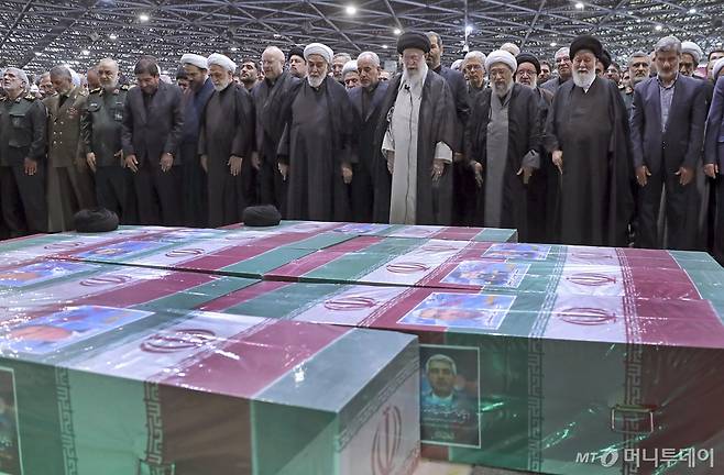 [테헤란=AP/뉴시스] 이란 최고지도자 아야톨라 알리 하메네이(오른쪽 네 번째)가 23일(현지시각) 이란 테헤란에서 열린 고 에브라힘 라이시 대통령과 헬기 추락 희생자들의 관을 앞에 두고 이들의 장례 예배를 집전하고 있다. 라이시 대통령의 유해는 고향인 마슈하드로 옮겨져 매장된다. 2024.05.24. /사진=민경찬