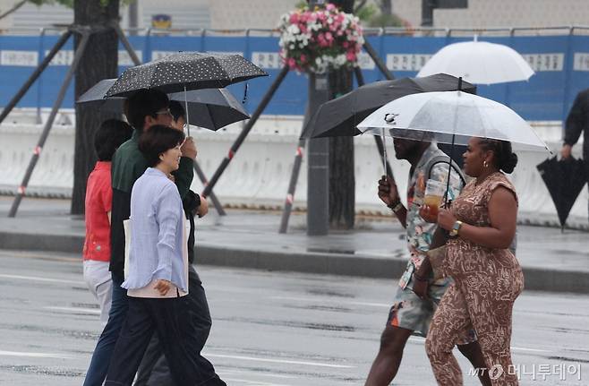 비가 내리는 26일 서울 종로구 광화문에서 시민들이 이동하고 있다. /사진=뉴시스 /사진=김명원