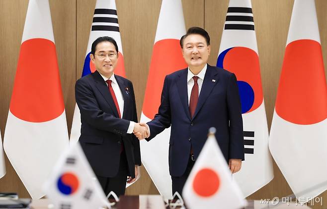 윤석열 대통령이 26일 서울 용산구 대통령실 청사에서 기시다 후미오 일본 총리와 한일 정상회담에 앞서 악수하고 있다. / 사진=대통령실