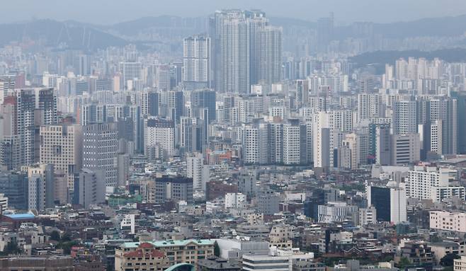 올해 14곳의 건설사가 폐업했다. 이는 지난해 대비 12% 증가한 수준으로 업계 관계자들은 "신규 대출이 어려워져 자금 조달에 난항을 겪는 것으로 보인다"라고 설명했다. 서울 남산에서 바라본 도심에 아파트 단지와 주택가. /사진=뉴스1