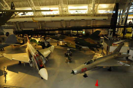 미국 스미소니안 항공우주박물관에 전시되고 있는 ‘불멸의 도깨비’  F-4 팬텀(왼쪽)과 팬텀 등의 요격 목적으로 개발된 옛 소련의 미그(MiG-21) 전투기. 북대서양조약기구(NATO) 명칭으로 피시버드(Fishbed)인 미그-21 시리즈는  1만 645대가 양산돼 공산권 최다 제작 기록을 남겼다. 디펜스타임즈 제공