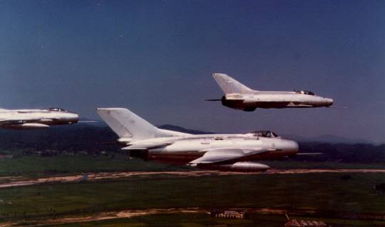 미그-21의 중국 복제판인 J(젠)-7 청두. 1960년대초 미그-21일을 소련으로부터 도입한 중국은 소련 기술 원조가 중단되지 미그-21을 해체 분석해 1964년 중국 최초의 제트 전투기 J-7을 개발했다.J-7 은 2013년까지 약 1000대를 제작했으나 중국 공군은 이미 퇴역시켰으며 해외도입국에 222대가 남아 있다. 공군 제공