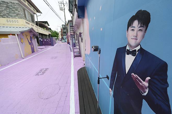 25일 경북 김천시 교동 '김호중 소리길'이 주말임에도 한산한 모습을 보이고 있다. 이 길은 가수 김호중 씨를 상징해 김천시가 조성한 관광 특구 거리다. 김 씨는 음주 운전을 하다 사고를 내고 달아난 뒤 운전자 바꿔치기를 한 혐의로 전날 구속됐다. [연합]