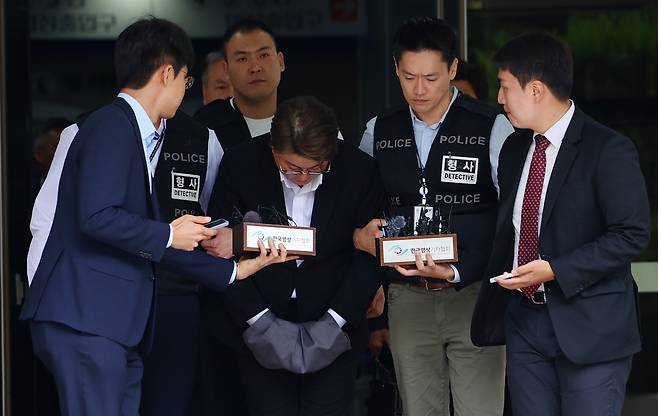 음주 뺑소니 혐의를 받는 가수 김호중이 24일 구속 전 피의자 심문(영장실질심사)을 마친 뒤 서울 서초구 서울중앙지법을 나서며 고개 숙여 인사하고 있다. [연합]
