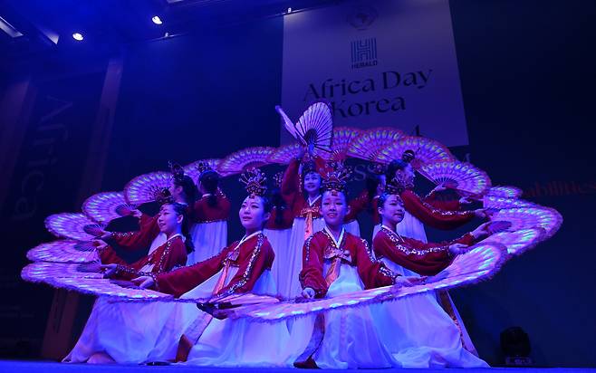 리틀엔젤스예술단이 23일 오후 서울 서대문구 스위스 그랜드 호텔 컨벤션센터에서 열린 ‘아프리카의 날 2024 기념 비즈포럼’ 2부 아프리카의 날 축하행사에서 축하공연을 하고 있다. 임세준 기자