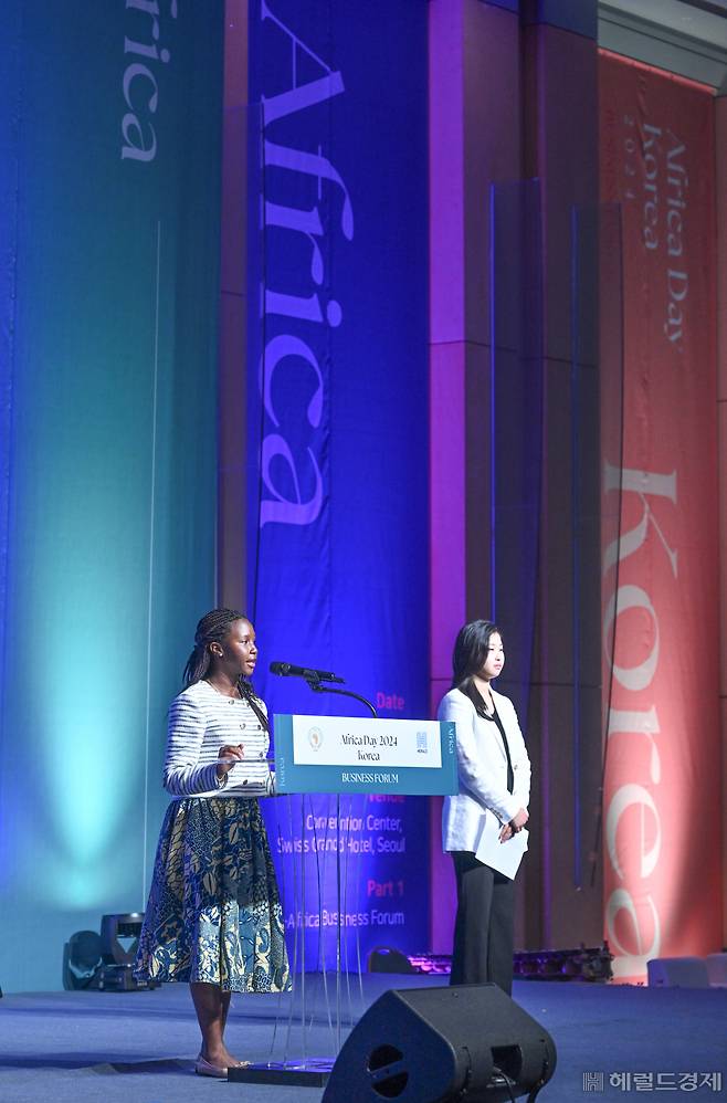 펄 마부라(왼쪽) 학생이 23일 오후 서울 서대문구 스위스 그랜드 호텔 컨벤션홀에서 열린 아프리카의 날 2024 기념 비즈포럼 축하행사에서 발표를 하고 있다. 임세준 기자