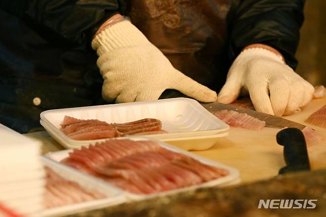 [광주=뉴시스] 홍어를 썰고 있는 모습.(사진=뉴시스 DB)