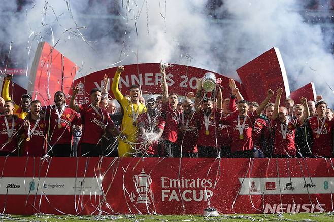 [런던=AP/뉴시스] 잉글랜드 프로축구 프리미어리그(EPL) 맨체스터유나이티드가 25일(현지시각) 맨체스터 시티를 꺾고 FA컵 우승을 차지한 뒤 세리머니를 하고 있다. 2024.05.25.