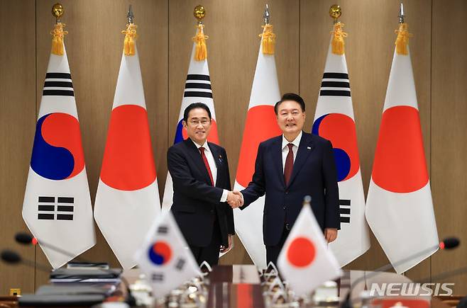 [서울=뉴시스] 윤석열 대통령이 26일 서울 용산 대통령실 청사에서 기시다 후미오 일본 총리와 한일 정상회담에 앞서 악수하고 있다. (사진=대통령실 제공) 2024.05.26. photo@newsis.com *재판매 및 DB 금지