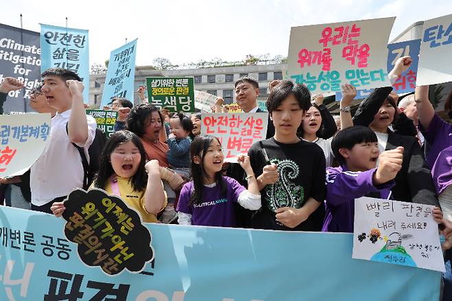 지난달 23일 오후 서울 종로구 헌법재판소 앞에서 열린 기후 헌법소원 첫 공개변론 공동 기자회견에서 정부의 기후 위기 대응 부실을 규탄하는 모습. 연합뉴스