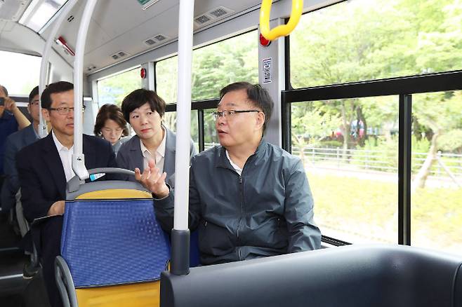 원이대로 S-BRT를 현장 점검하고 있는 홍남표 창원시장. 창원시 제공