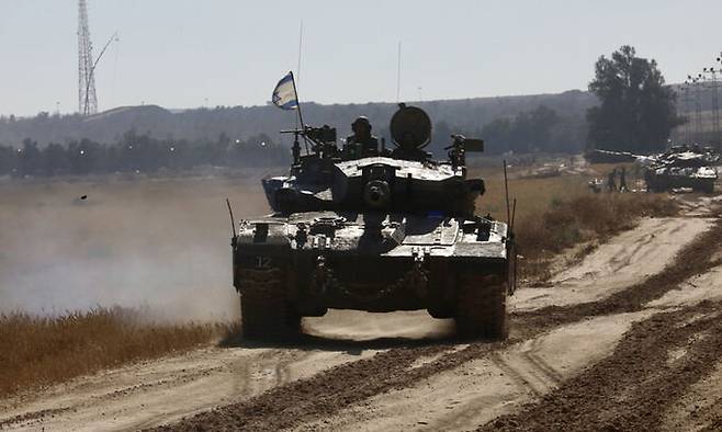 지난 6일(현지시간) 이스라엘이 팔레스타인 가자지구 라파 동쪽에 위치한 케렘 샬롬 국경검문소를 점령한 뒤 이스라엘군 탱크가 국경을 넘어 라파 지역을 질주하고 있다. 신화연합뉴스