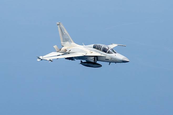 필리핀 공군 FA-50 경전투기가 비행하고 있다. 미 공군 제공