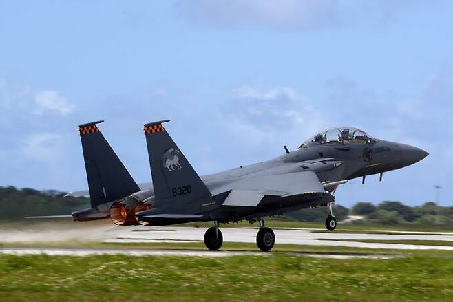 싱가포르 공군 F-15SG 전투기가 활주로에서 이륙하고 있다. 세계일보 자료사진