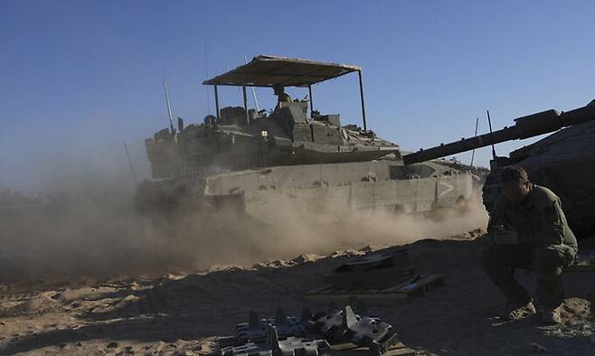 지난 24일(현지시간) 이스라엘 남부의 국경 인근에서 이스라엘군 전차가 기동하고 있다. AP연합뉴스