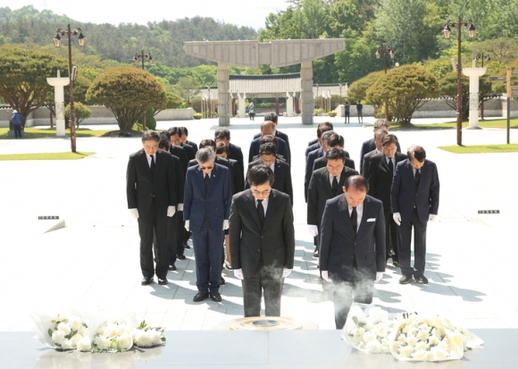 김동연 경기도지사와 도청 간부 공무원·공공기관장들이 5·18민주화운동 44주기를 앞두고 3일 오전 광주 북구 운정동 국립5·18민주 묘지를 찾아 참배하고 있다. (경기도 제공)