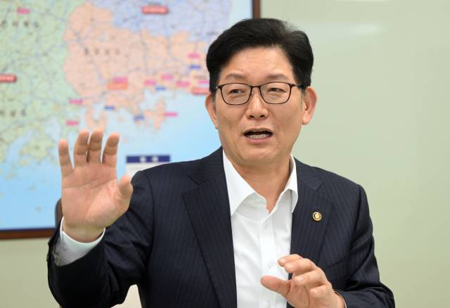 고광효 관세청장이 26일 정부대전청사 관세청장 집무실에서 서울경제신문과 인터뷰하고 있다. 이호재 기자