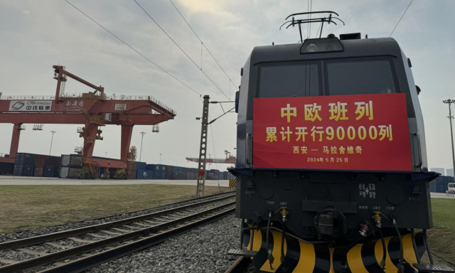 중국 시안에서 유럽의 폴란드 말라셰비체로 향하는 X8157 화물열차가 25일 출발하고 있다. 이 화물열차는 중국과 유럽을 오가는 9만 번째 화물열차로 기록됐다. 글로벌타임스 캡처
