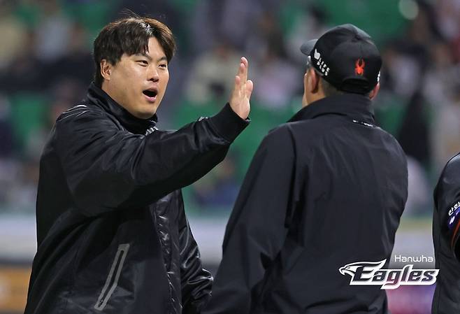 류현진(왼쪽)이 25일 인천 SSG전 승리 후 최원호 한화 감독과 하이파이브하고 있다. 한화 제공