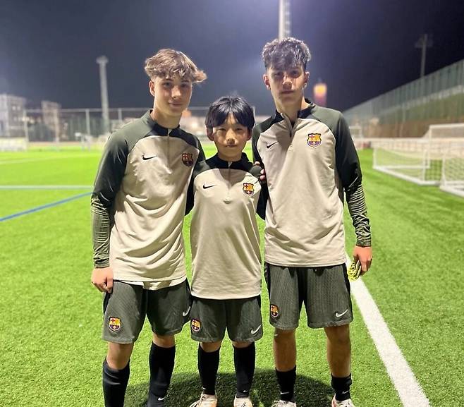 ▲ 스페인에서 꿈을 키우고 있는 김창영(가운데) ⓒFC포텐셜 제공