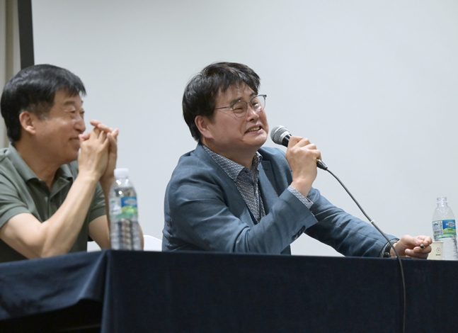 발언하는 이세호(오른쪽) 교수. /사진=한국배구연맹(KOVO) 제공